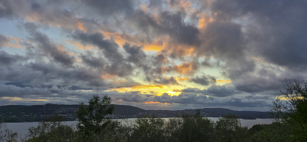 The sunset above Askøy from Hellen festning