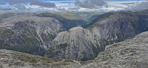 Looking down at Jordalsnuten from north of the summit at Øvsthusnipa