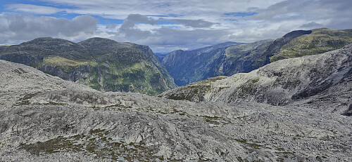 A glimpse of Nærøyfjorden from northeast of Øvsthusnipa