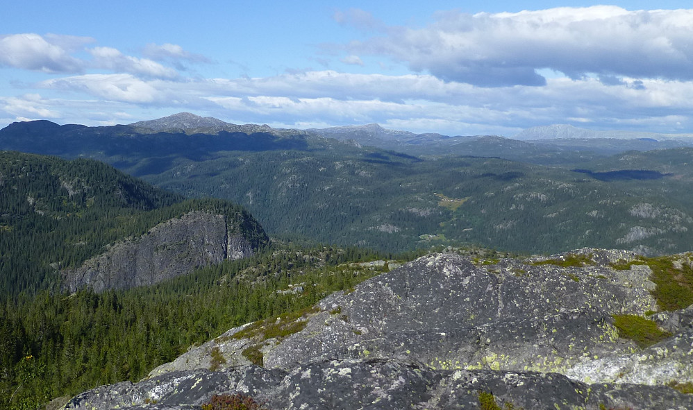 Gaustatoppen i bakgrunn til høyre, Rønjomnuten i framgrunn
