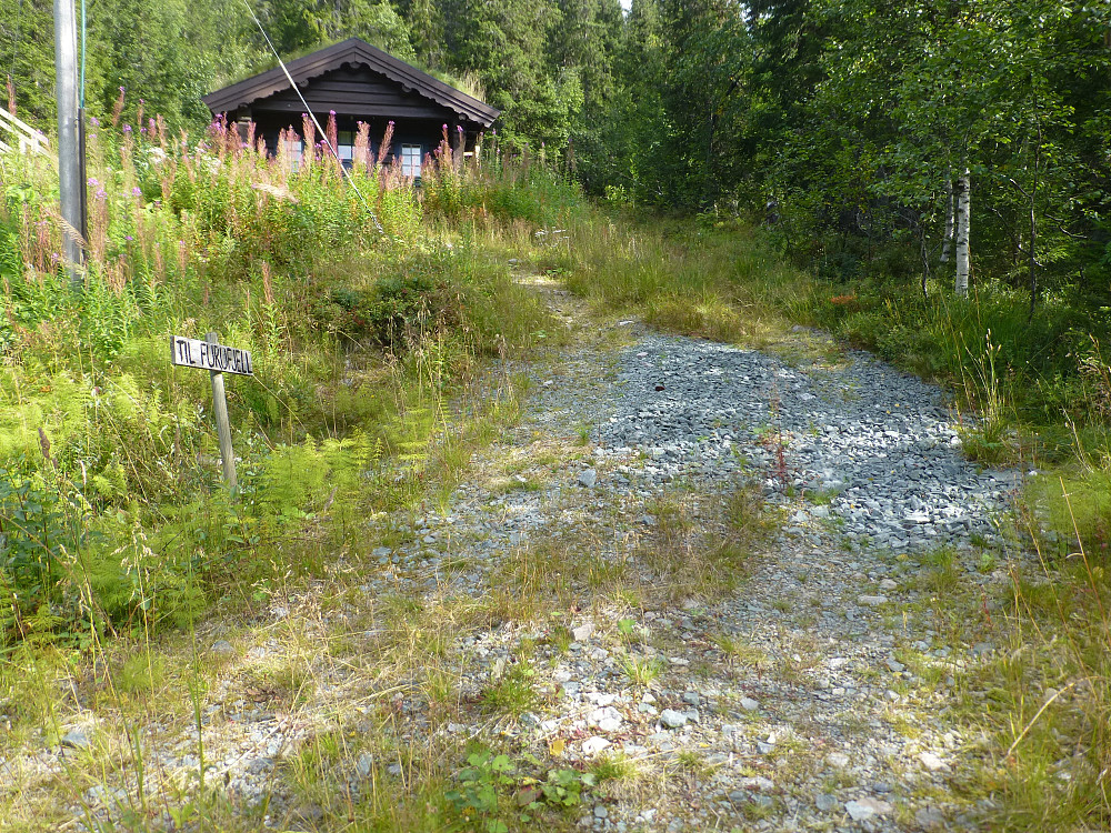 Her tar vi av fra vegen, rett før hytta, skilt viser veg. Fin sti oppover, bedre enn traktorveg.