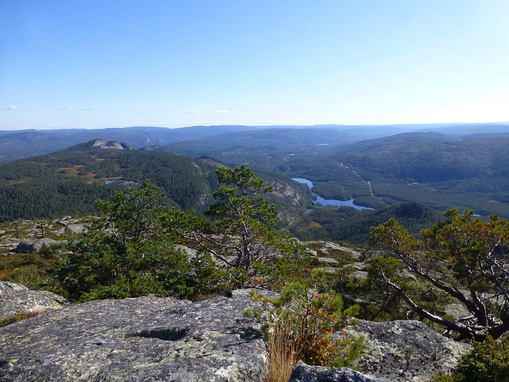 Dalsipen med nedre del av Fyresdalsåna med sine mange flotte vann. Jettegrytene ser vi ikke pga de ligger på nedsiden, men de er der.