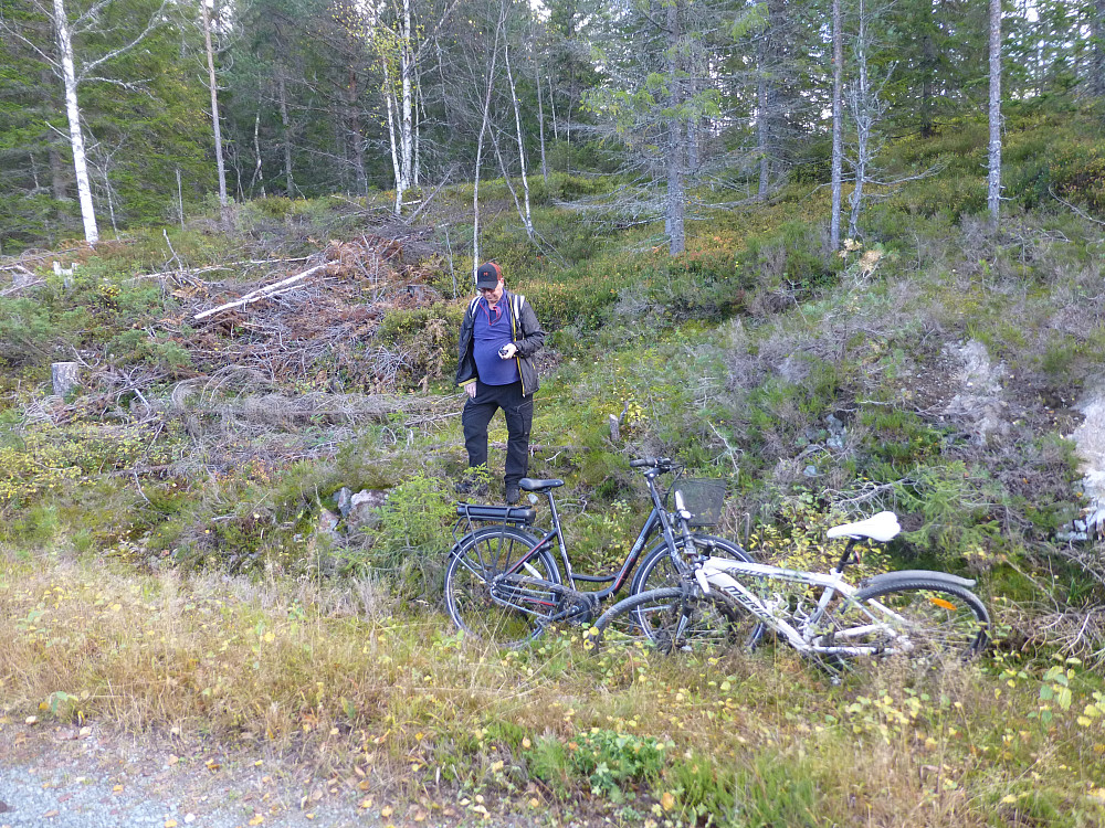 Sykkelparkering før vi stakk til skogs