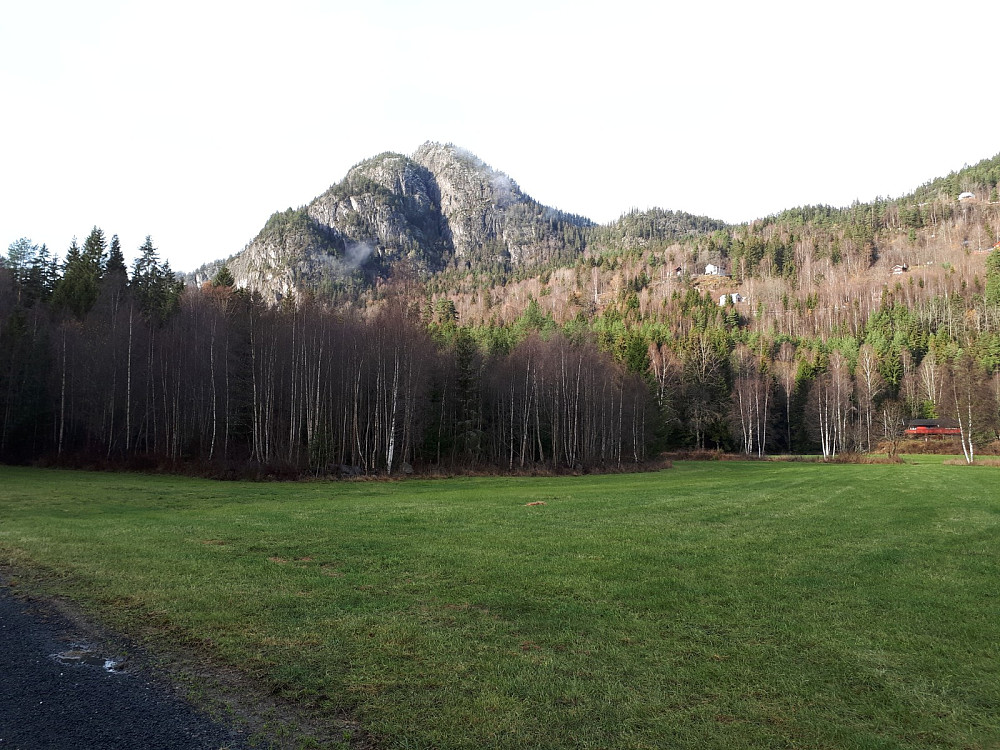 Bindingsnuten stiger som en bauta opp fra dalbunnen