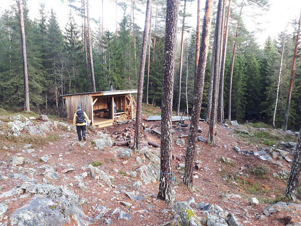 Flott gapahuk som hadde peis og så ut som var mye i bruk 