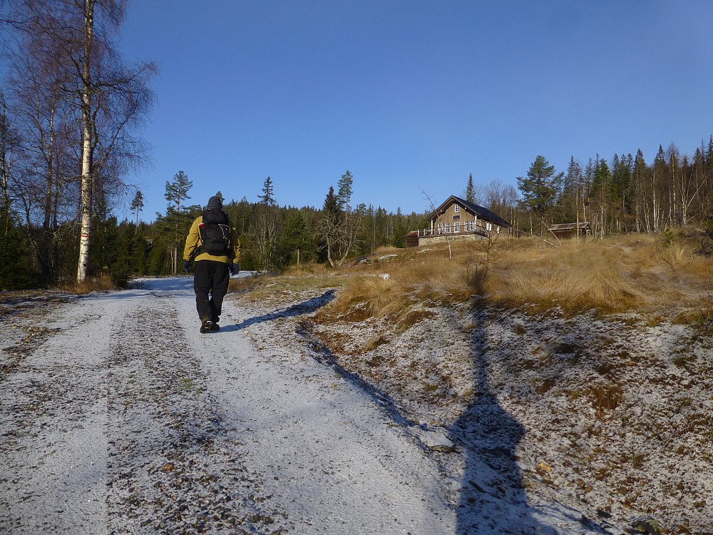 Solli i sikte, stien går rundt hytta