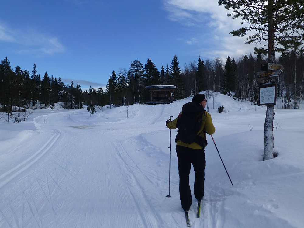 Stikrysset i Beinbrotdalen. Flott gapahuk til bruk for alle skituristene