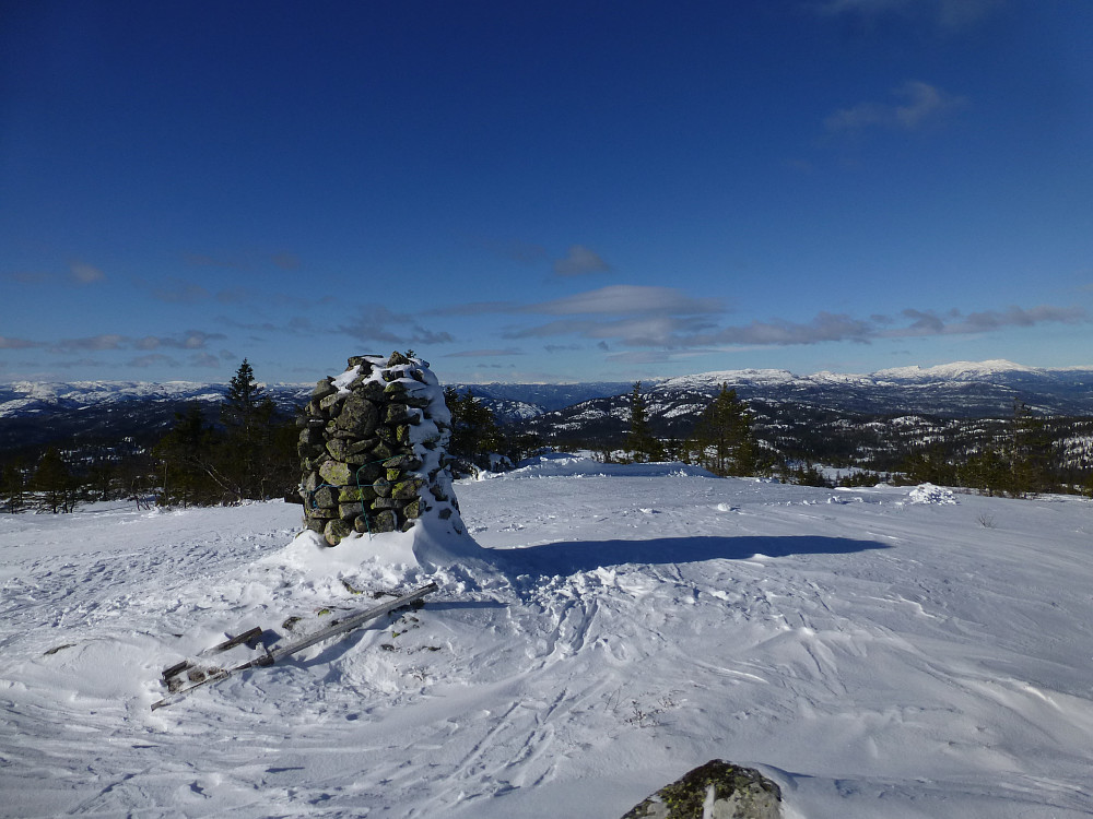 Toppvarden på Slettefjell. Skiløype helt opp.