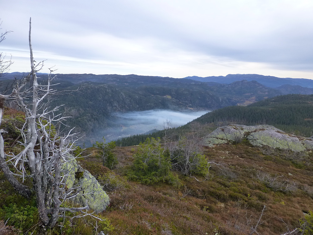 Utsikt over Åmotsdal. Røyklagt i dag. Bråtebrenning etter hogst som røykla hele bygda. Ikke bra på helt vindstille dager.