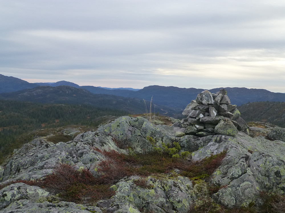 |Utsikt til Furufjell i forgrunn på venstreside, bak der ligger Ordalsåta