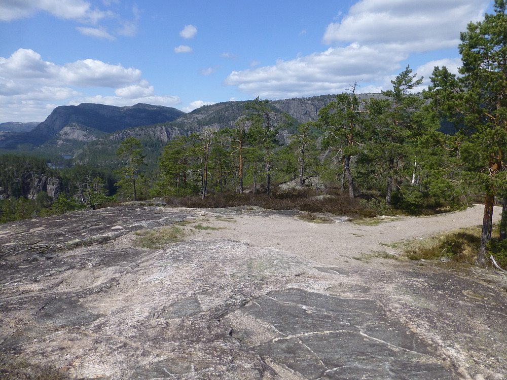 Her slutter vegen og fortsetter på sti, også en del som har kjørt på berget oppover, ikke pent