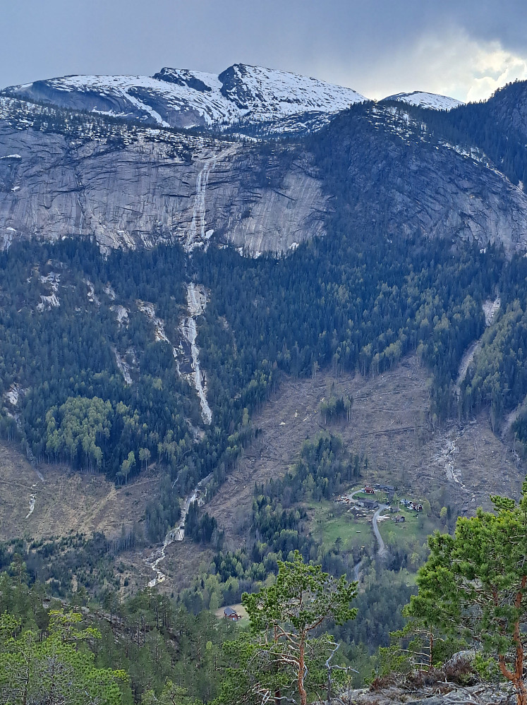 Roholtfjell øverst, gården Nordskog nederst