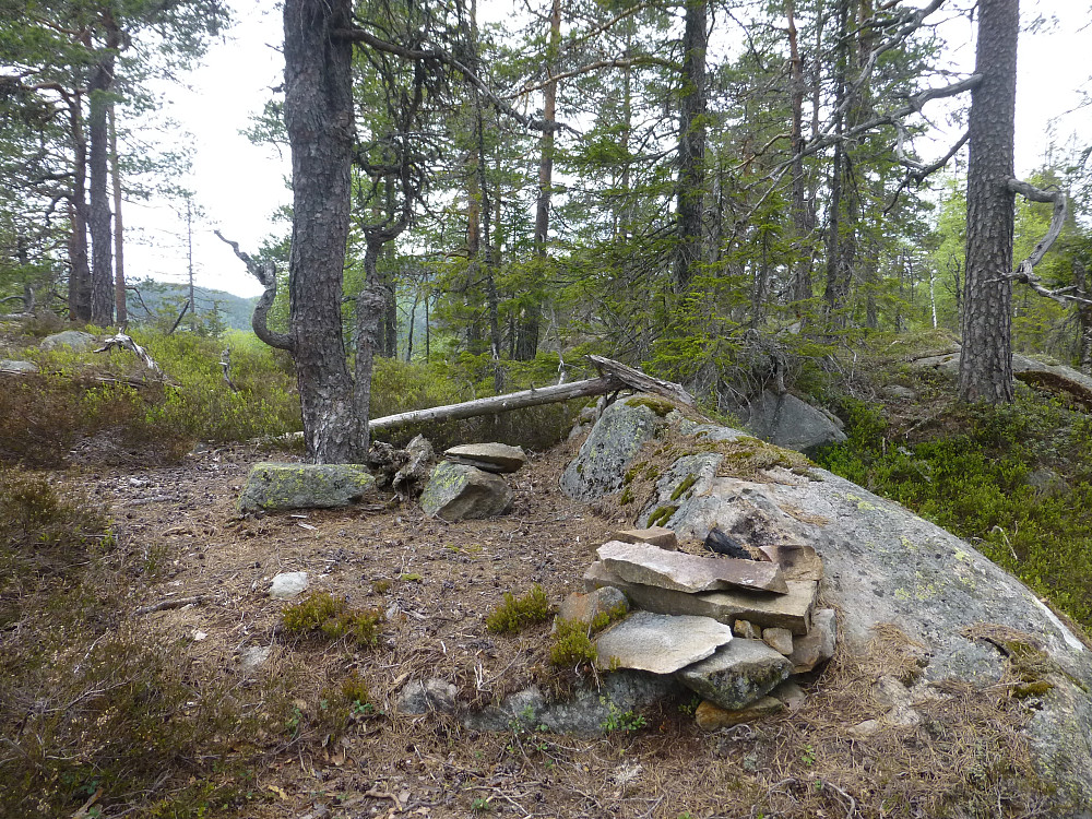 Det har vært folk før oss, fin rasteplass midt i skogen