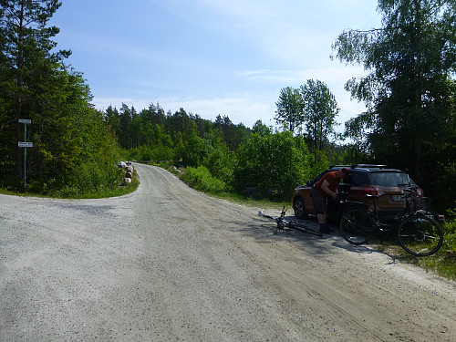 Parkering før bommen i krysset inn til Brekketo