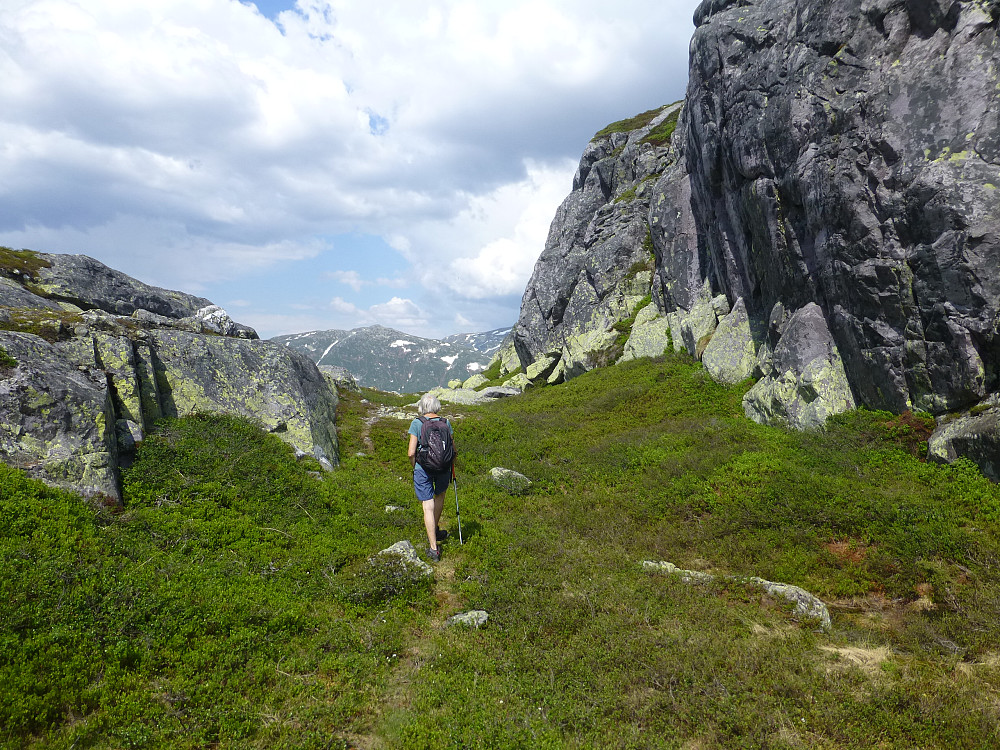 På tur ned i skaret under toppen
