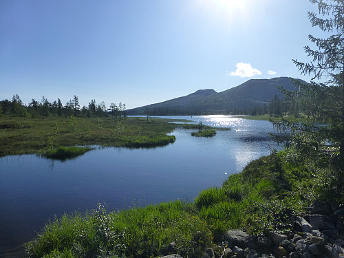 Slåkjavatnet med Sigurdbunuten og Slettefjell i bakgrunn