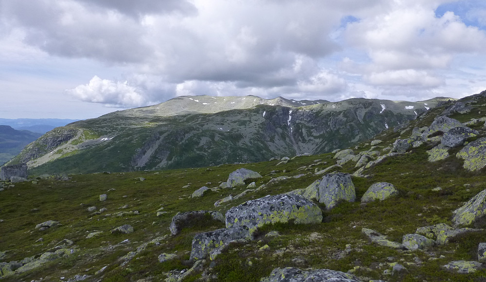 Når vi kommer opp på ryggen dukket steinmassivet på Mælefjell opp.