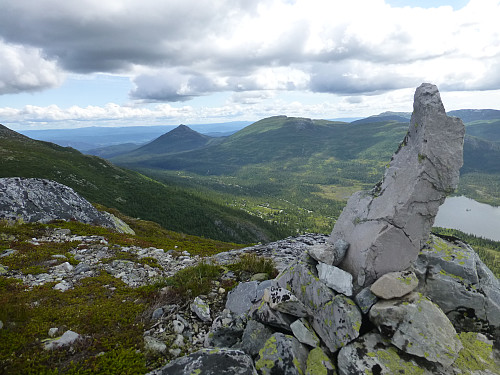 Fra grensepunktet nede i lia på Slåkjanuten. Himingen ses godt i bakgrunn