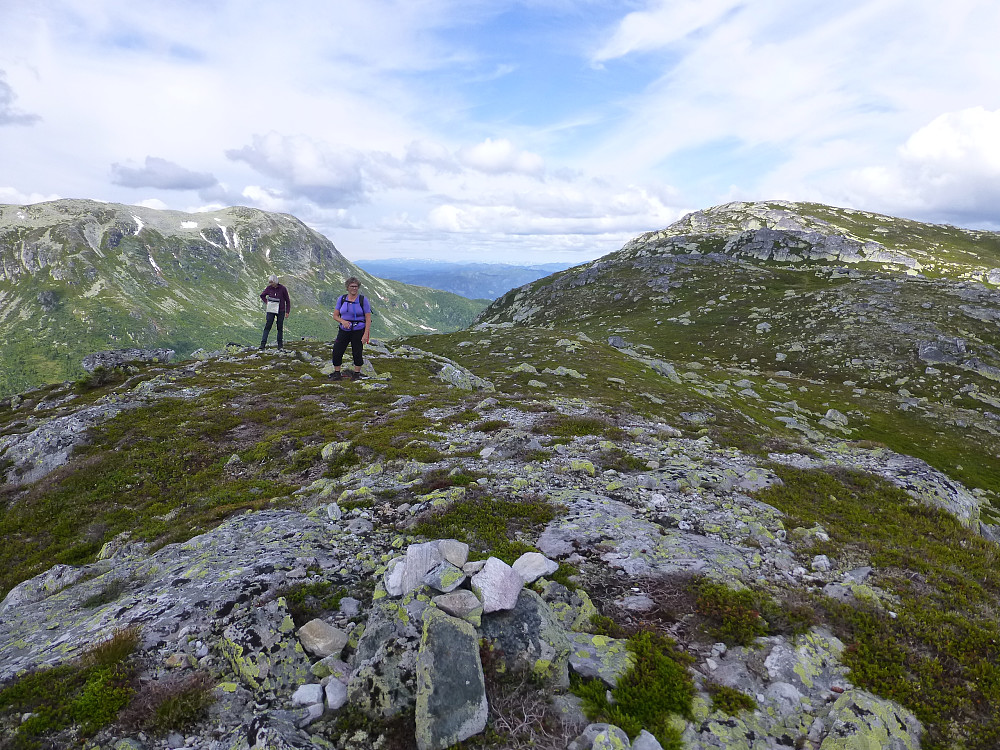 Slåjanutenvarden og vi ser bort på neste mål Blåtjønnfjell 1260. Fint å gå her oppe