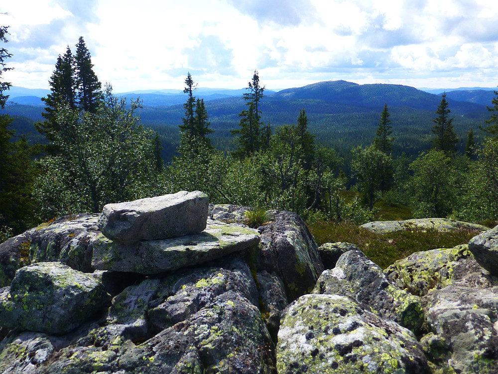 Utsikt fra toppen med en liten minivarde. Utsikt mot Eirefjell
