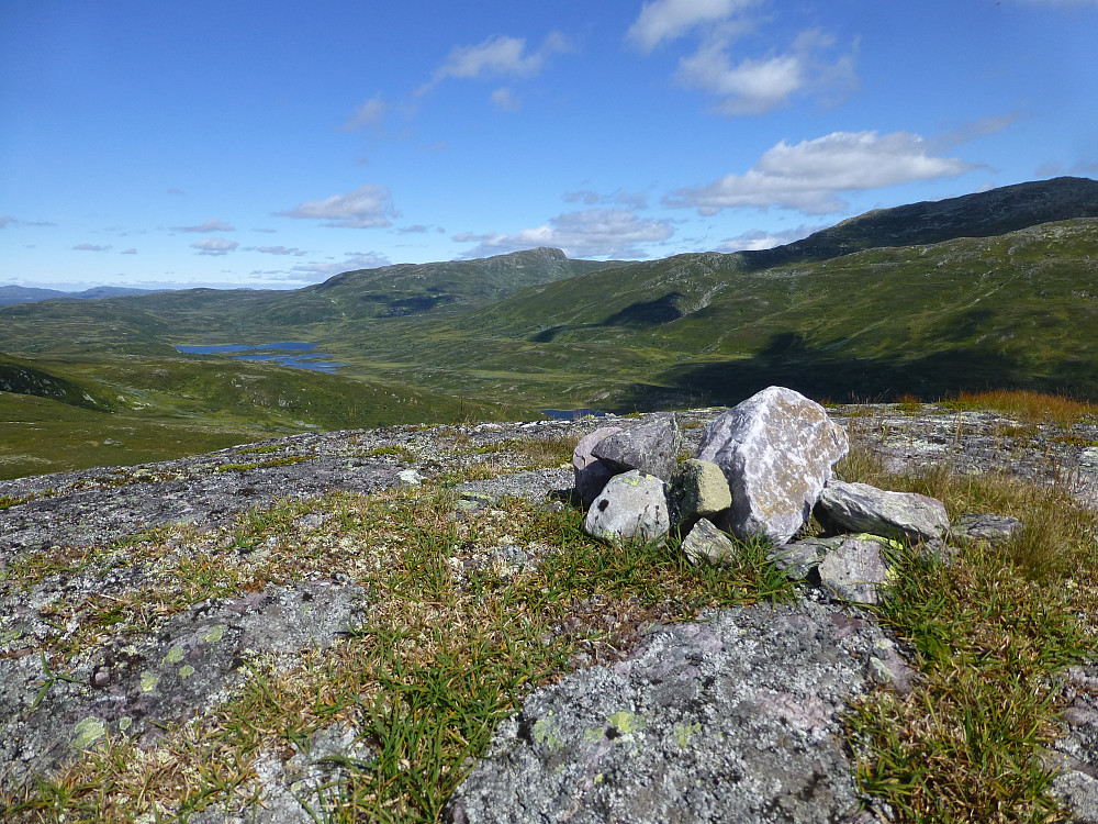 Toppen med utsikt mot Robekknuten og Grotvassdalen