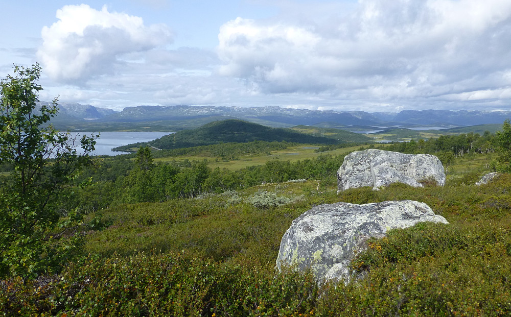 En liten pause ved ei stor flyttblokk med utsikt nordover til Skinnarlandnuten, og Bitdalsdammen ses i bakgrunn