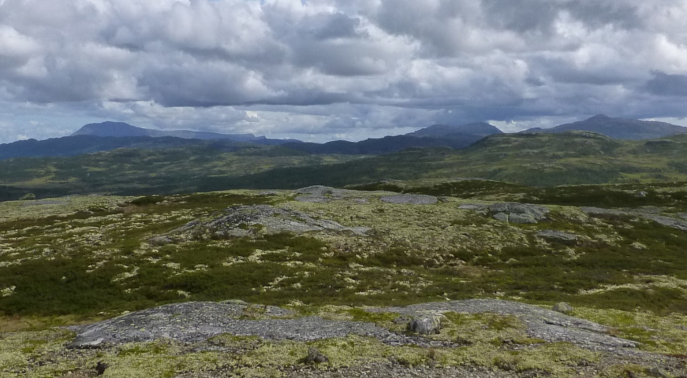 De tre store, Gaustatoppen, Vindeggen og Brattefjell. Regnbygene nærmer seg