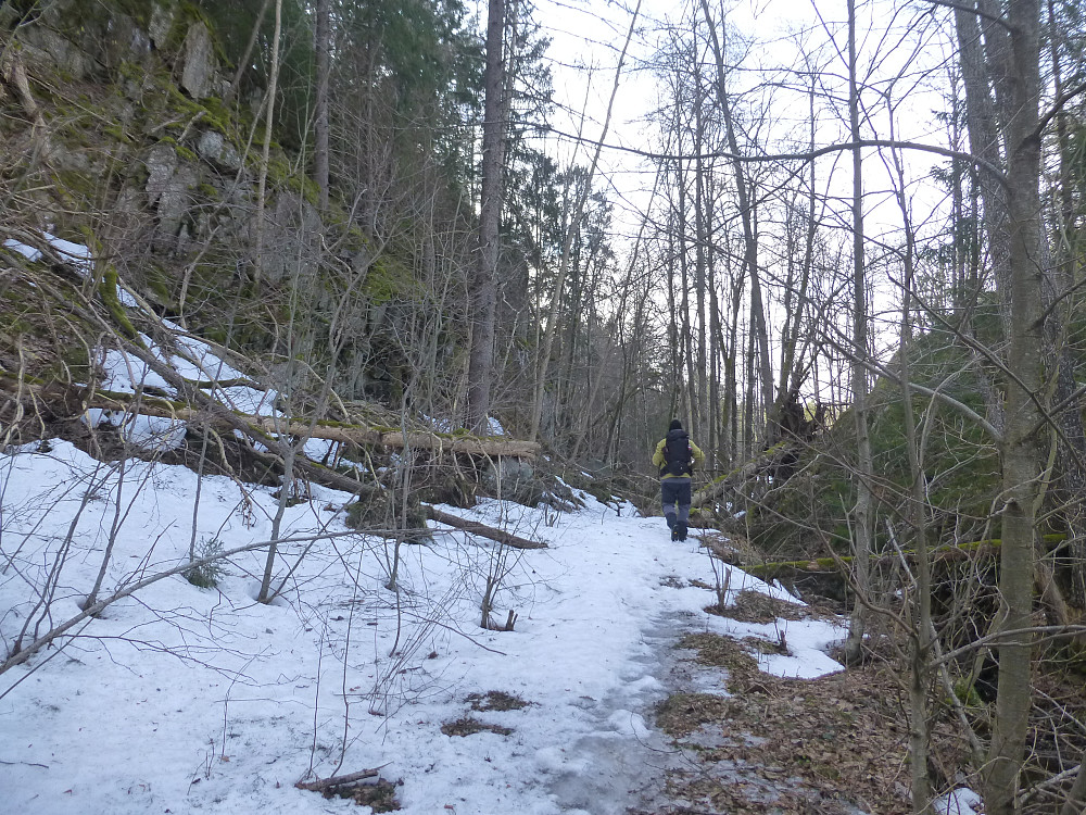 Stien fra Langøykilen mot kirkegården, fortsatt en del snø på vegen og stien