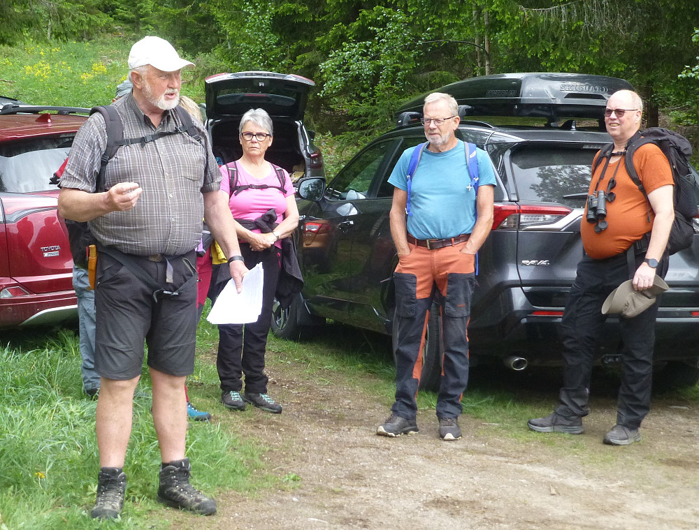 Ragnar Haugstøl starter med å kvea og fortelle om Fiskehøl