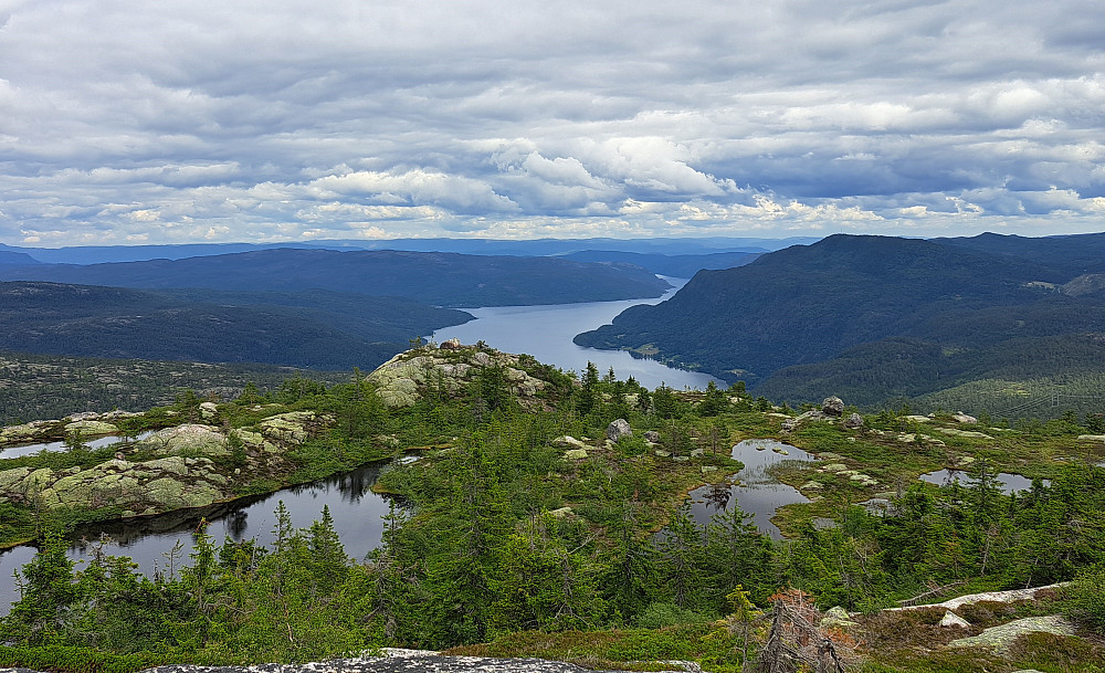 Utsikt mot Flåvatn og Kollingkyrkja midt i bildet, flyttblokka til høyre