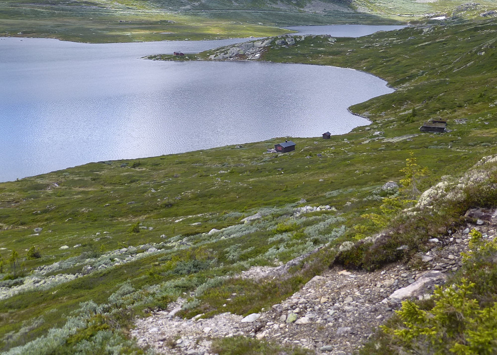 Ser ned på Hestegrøa, setra/hyttene jeg gikk forbi