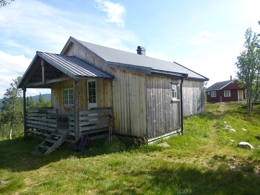 Hovstøyl, hovedhytta fremst og den røde bak er annekset