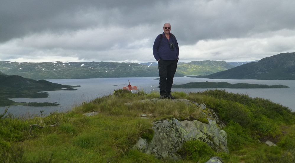 Øyvind på toppen med utsikt over Songa og Hardangervidda