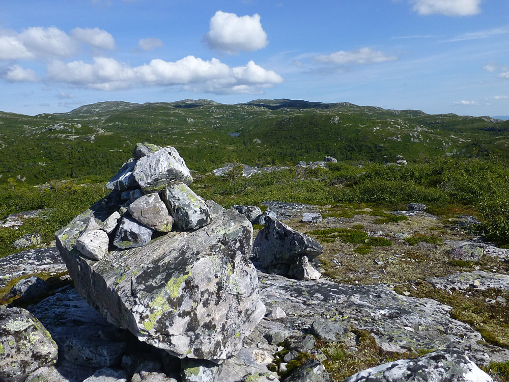 Første topp, den østre med utsikt innover Lifjell