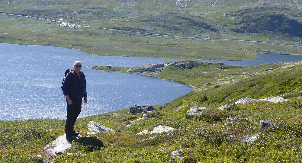 Hestegrøa under oss. Heddersvatn og parkeringen til Gaustatoppen ses i bakgrunn