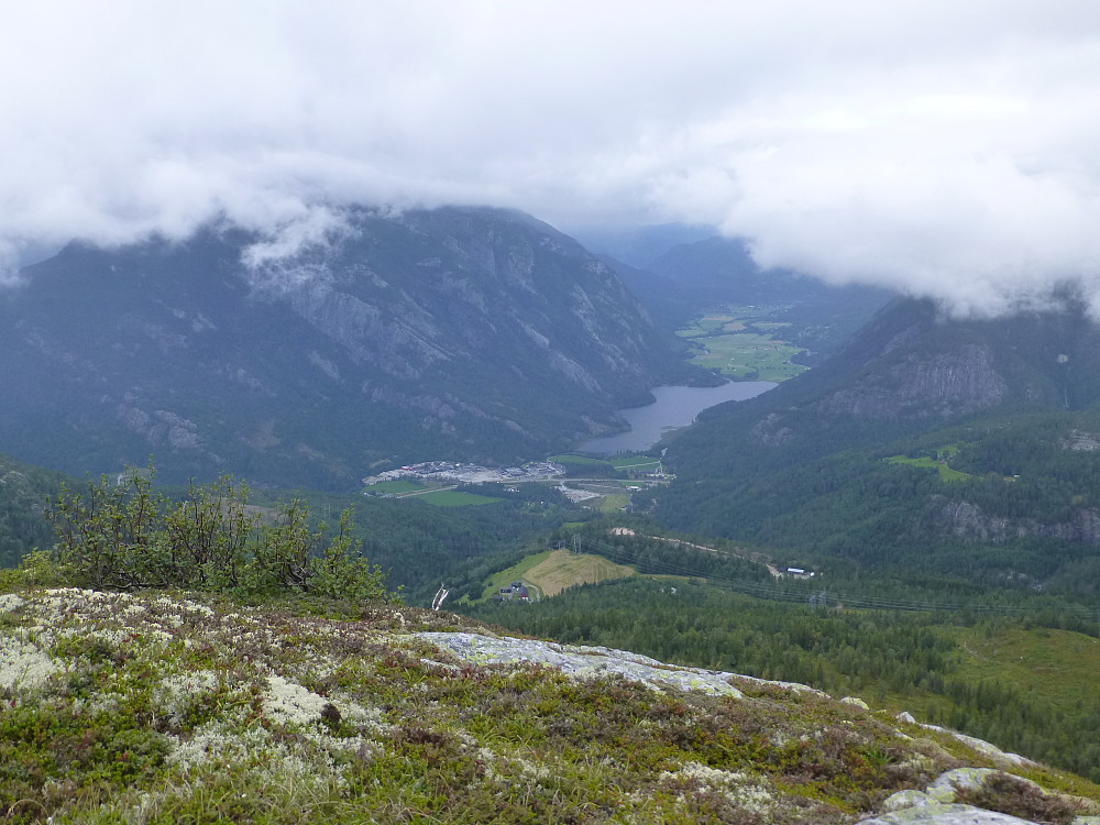 Utsikt ned til Flatdal og Flatsjø. Skorve har tatt hatten på