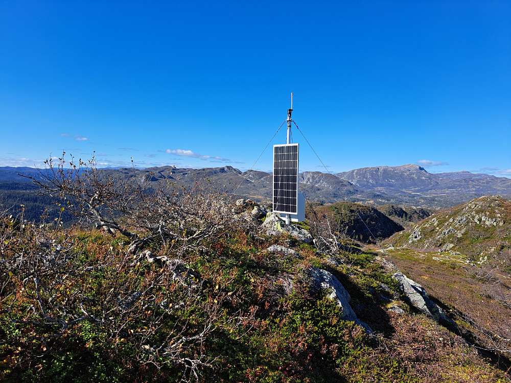 Toppen av Knurrlinatten med utsikt mot Brattefjell og Gryvlun