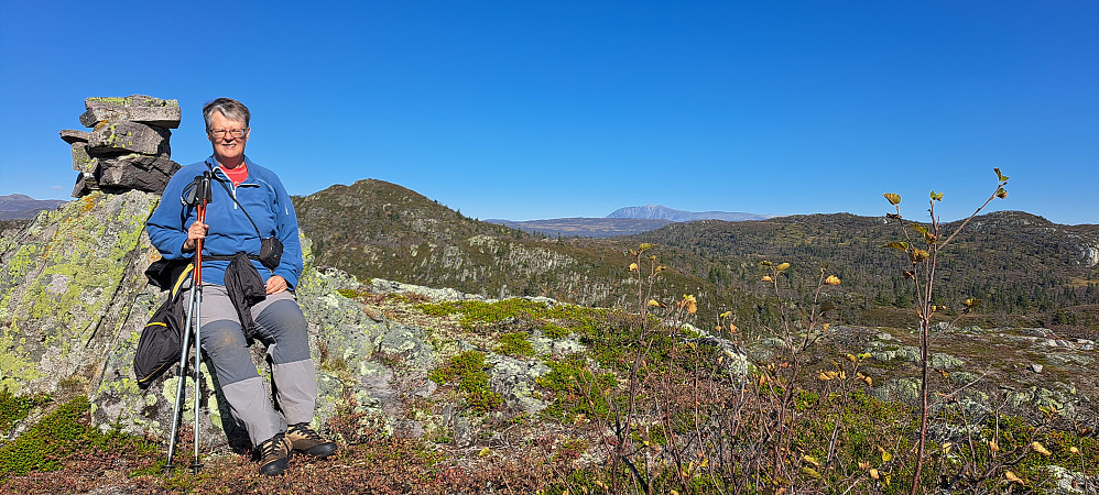 Toppen av Brattlinuten med Gaustatoppen bak