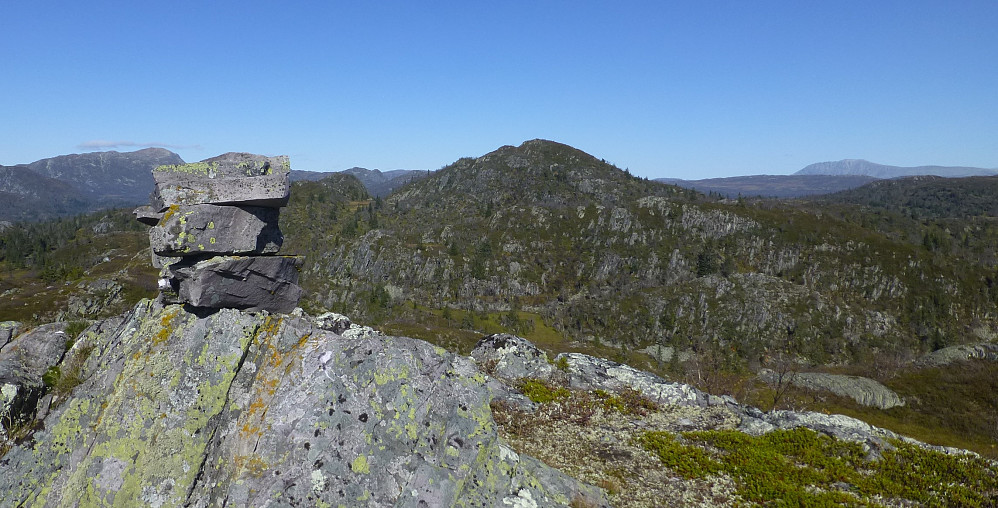 Brattlinuten med Knurrlinatten bak og Gaustatoppen lengst bak