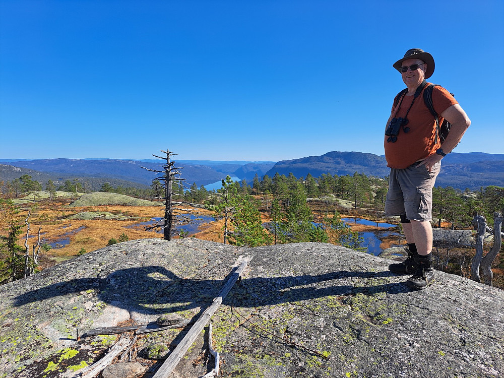 Øyvind på toppen med utsikt mot Flåvatn