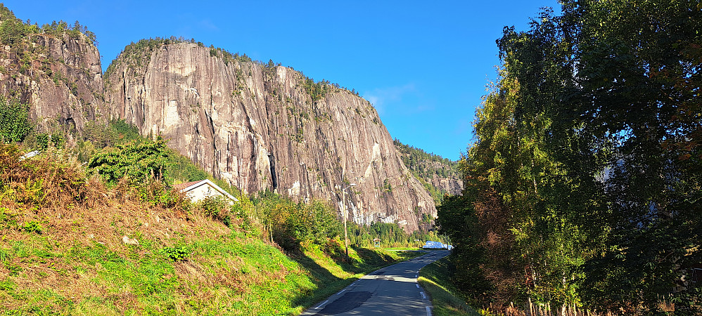 Fjellveggen i Fjågesund. Opp dit skal vi