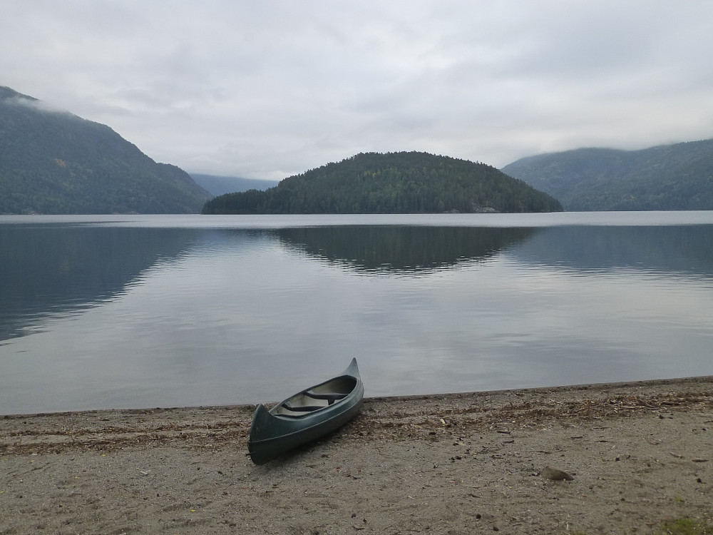 Kanoen klar og Bukkøy ligger der og speilser seg