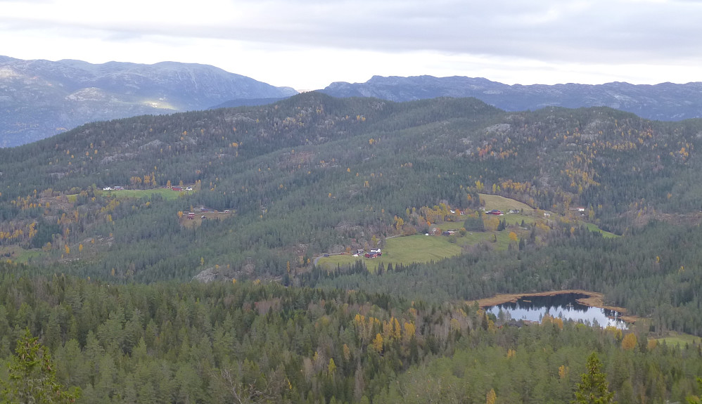 Utsiktspunkt på tur ned bratta over Åsgrend, men Årnotra, Lifjell og Mælafjell i bakgrunn