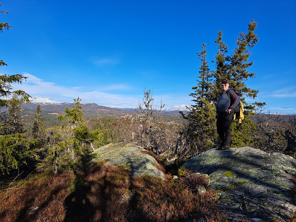  Utsikt mot Brattefjell Vindeggen fra hovedtoppen