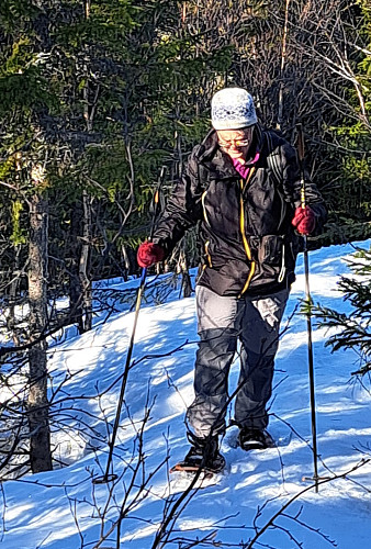 På med trugene siste 700 m før toppen. I skog, men fulgte en fin rygg oppover som var lett fremkommelig.
