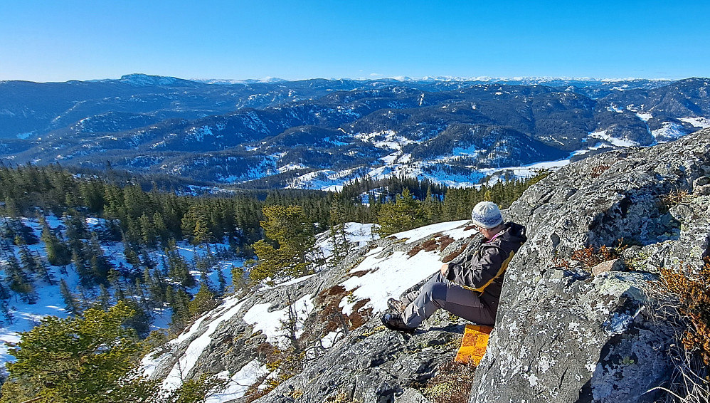 Rasteplass på ei fin hylle med utsikt mot Roholfjell. Dette var på den vestre toppen.