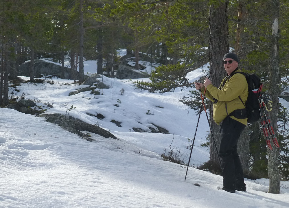 Toppområde, litt snø, men ikke mer enn vi kunne gå uten truger