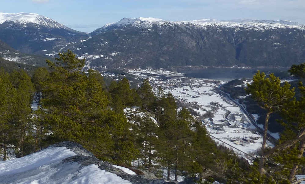 Flott utsikt over Seljord og fjella bak