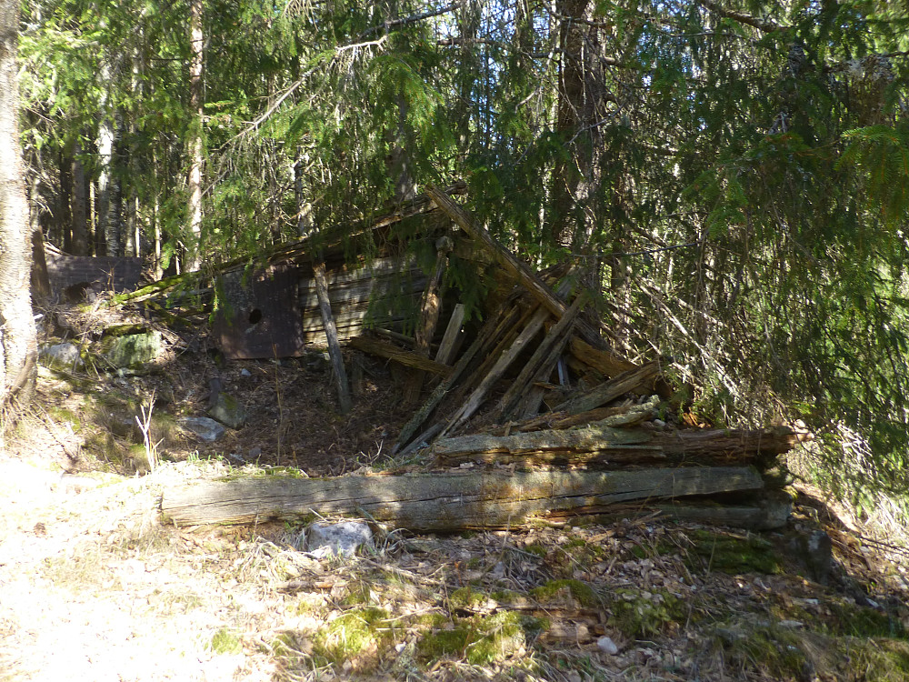 Nedfallen hus på Godthøl