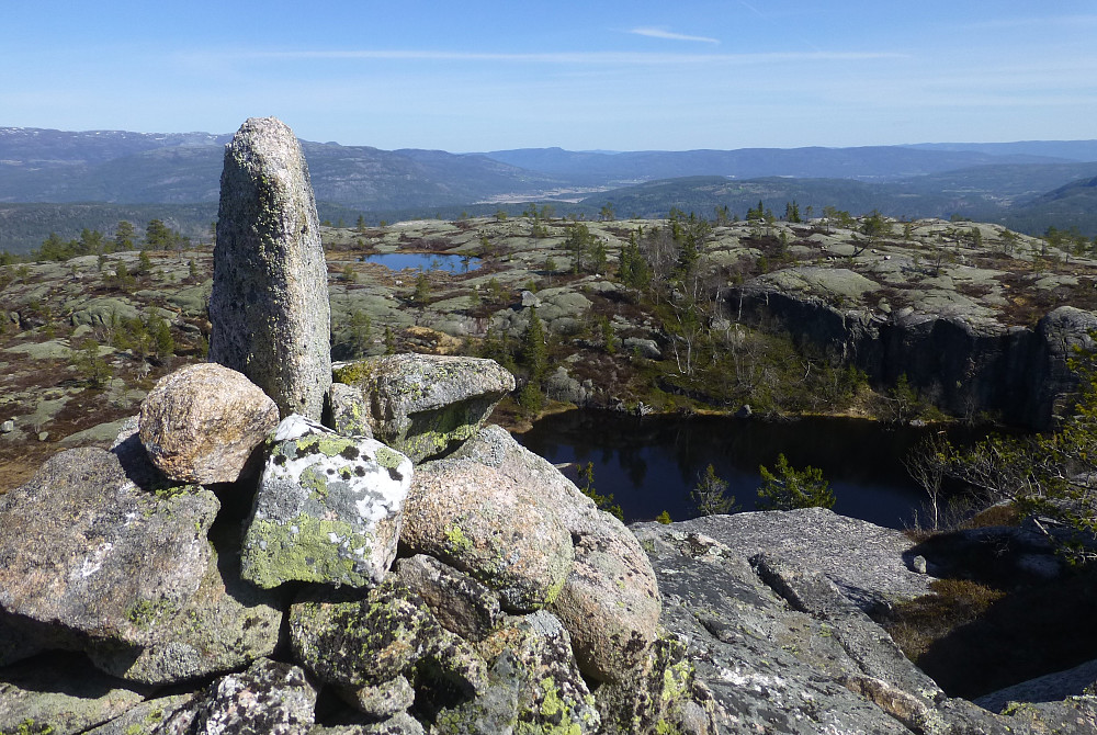 Varden på Grånåfjell med utsikt mot Bø